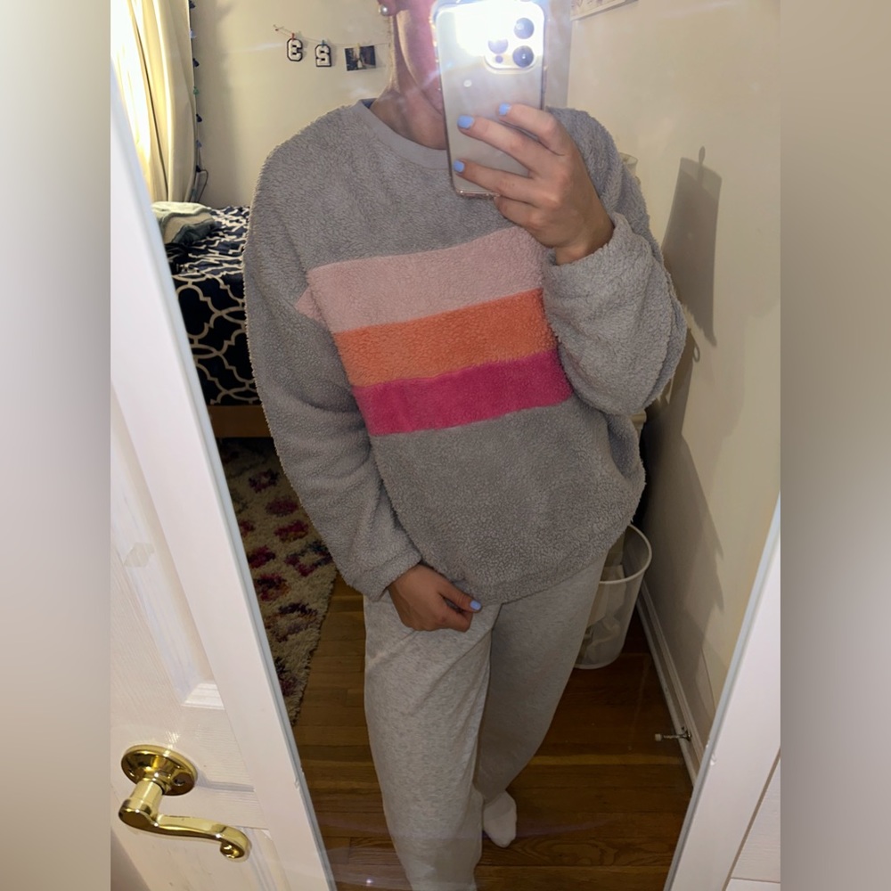 Super cute fleece pull over sweatshirt from these three boutique. Size medium!